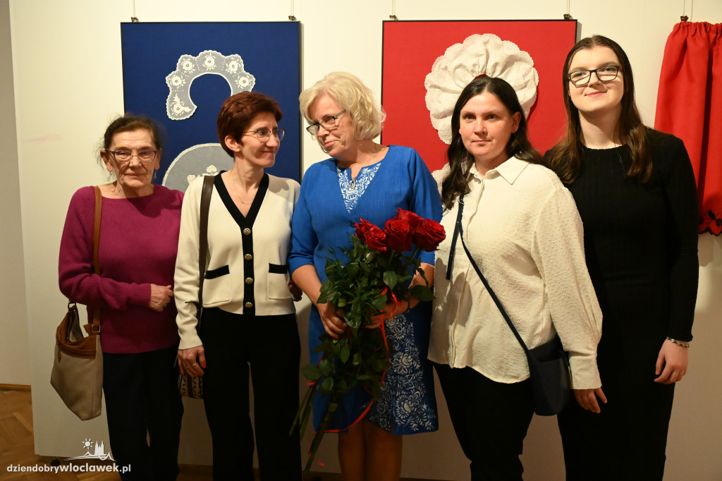 Haftowane, malowane - wystawa Krystyny Zagrabskiej