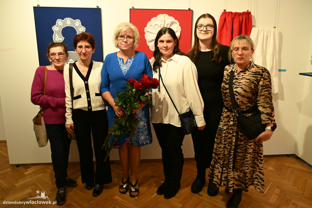 Haftowane, malowane - wystawa Krystyny Zagrabskiej