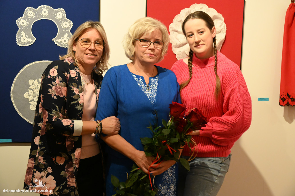 Haftowane, malowane - wystawa Krystyny Zagrabskiej