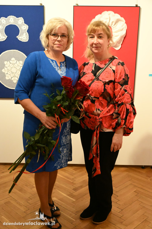 Haftowane, malowane - wystawa Krystyny Zagrabskiej