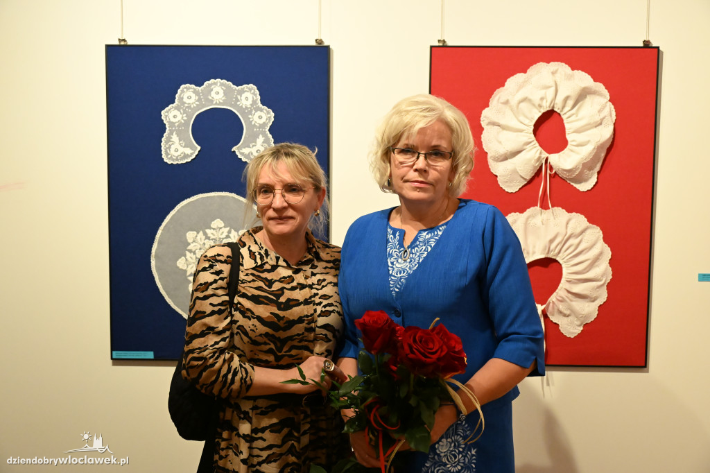 Haftowane, malowane - wystawa Krystyny Zagrabskiej