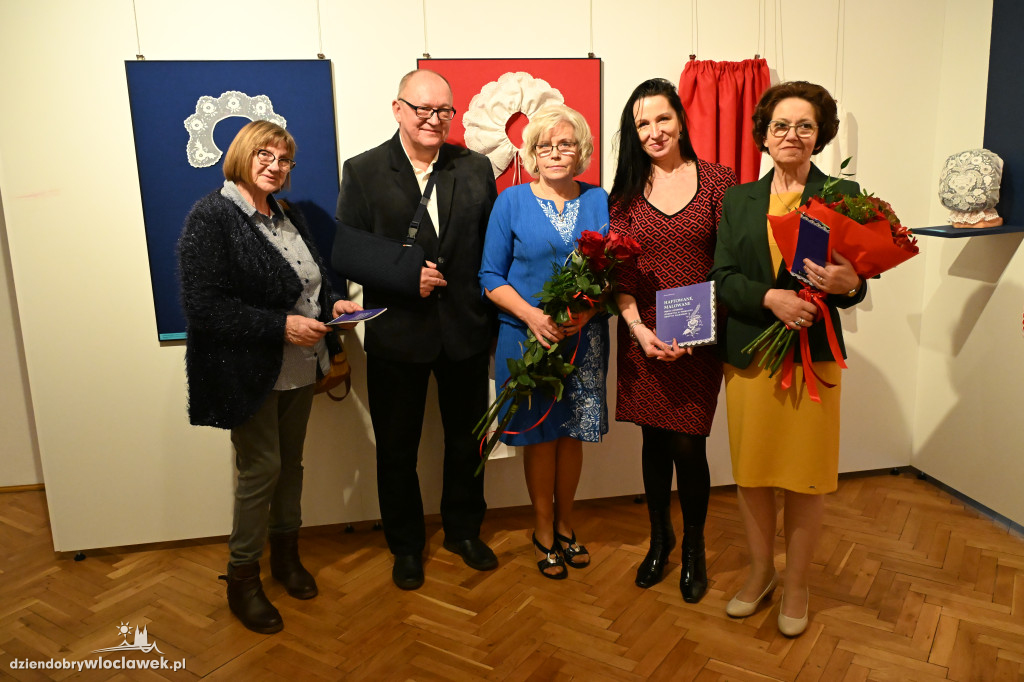 Haftowane, malowane - wystawa Krystyny Zagrabskiej