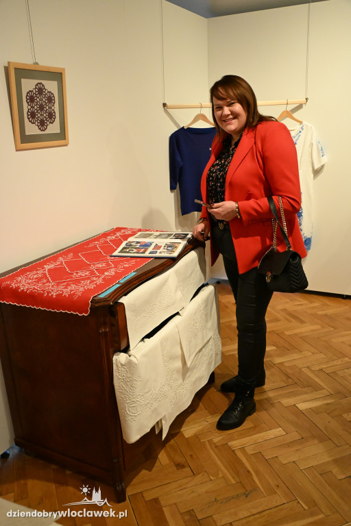 Haftowane, malowane - wystawa Krystyny Zagrabskiej