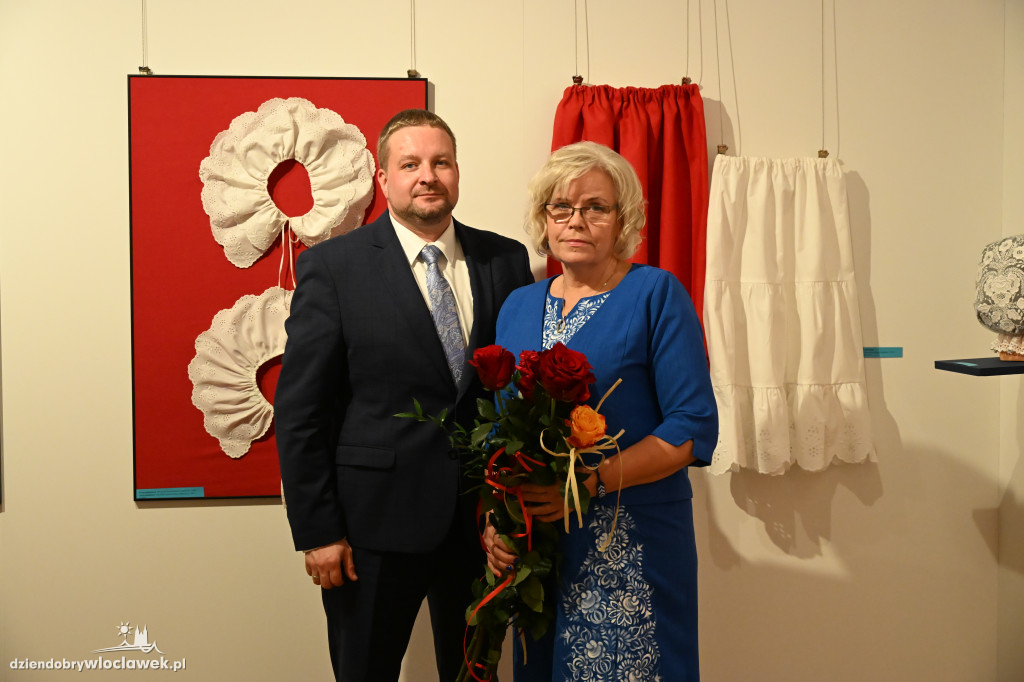 Haftowane, malowane - wystawa Krystyny Zagrabskiej