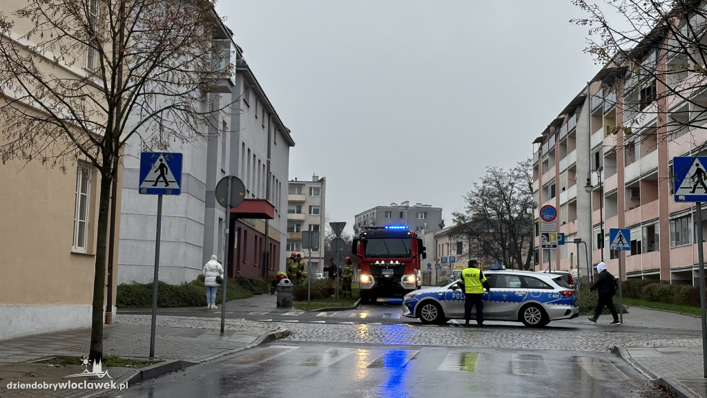 3 zastępy straży i policja pod Centrum Radioterapii
