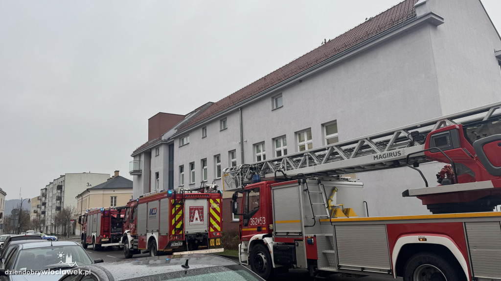 3 zastępy straży i policja pod Centrum Radioterapii