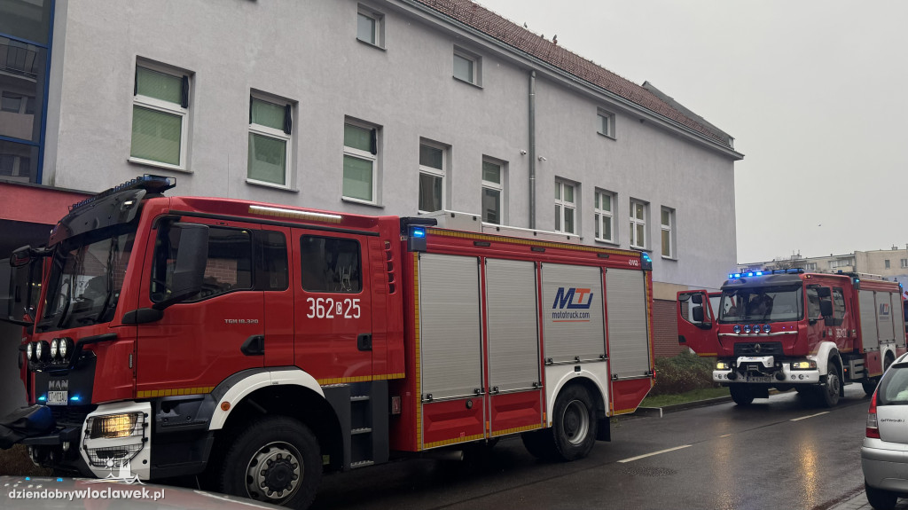 3 zastępy straży i policja pod Centrum Radioterapii