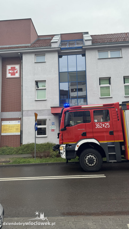3 zastępy straży i policja pod Centrum Radioterapii