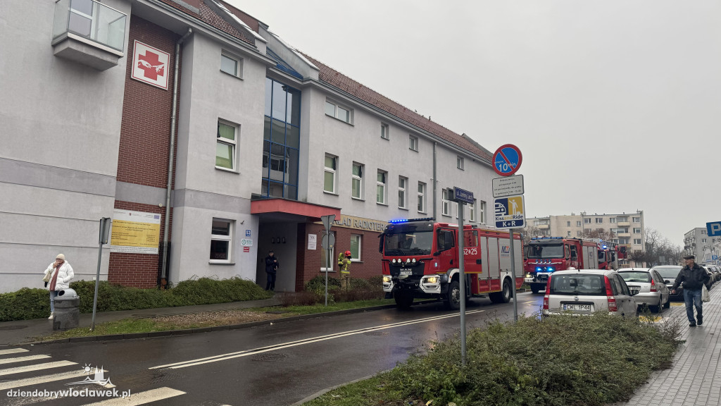 3 zastępy straży i policja pod Centrum Radioterapii