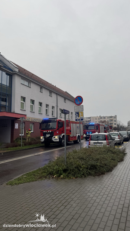 3 zastępy straży i policja pod Centrum Radioterapii