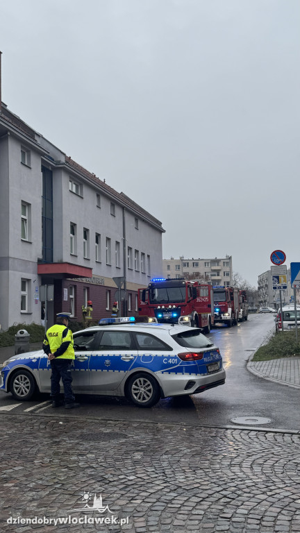 3 zastępy straży i policja pod Centrum Radioterapii