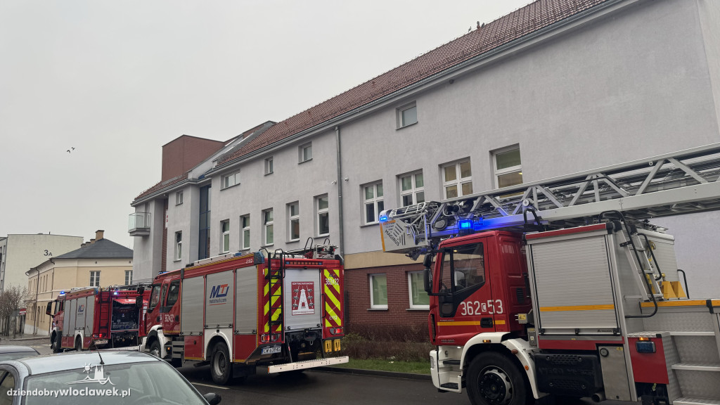 3 zastępy straży i policja pod Centrum Radioterapii
