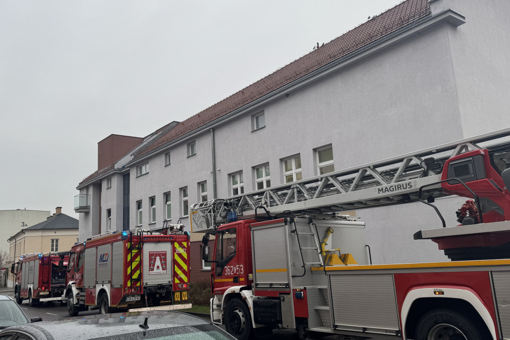 3 zastępy straży i policja pod Centrum Radioterapii