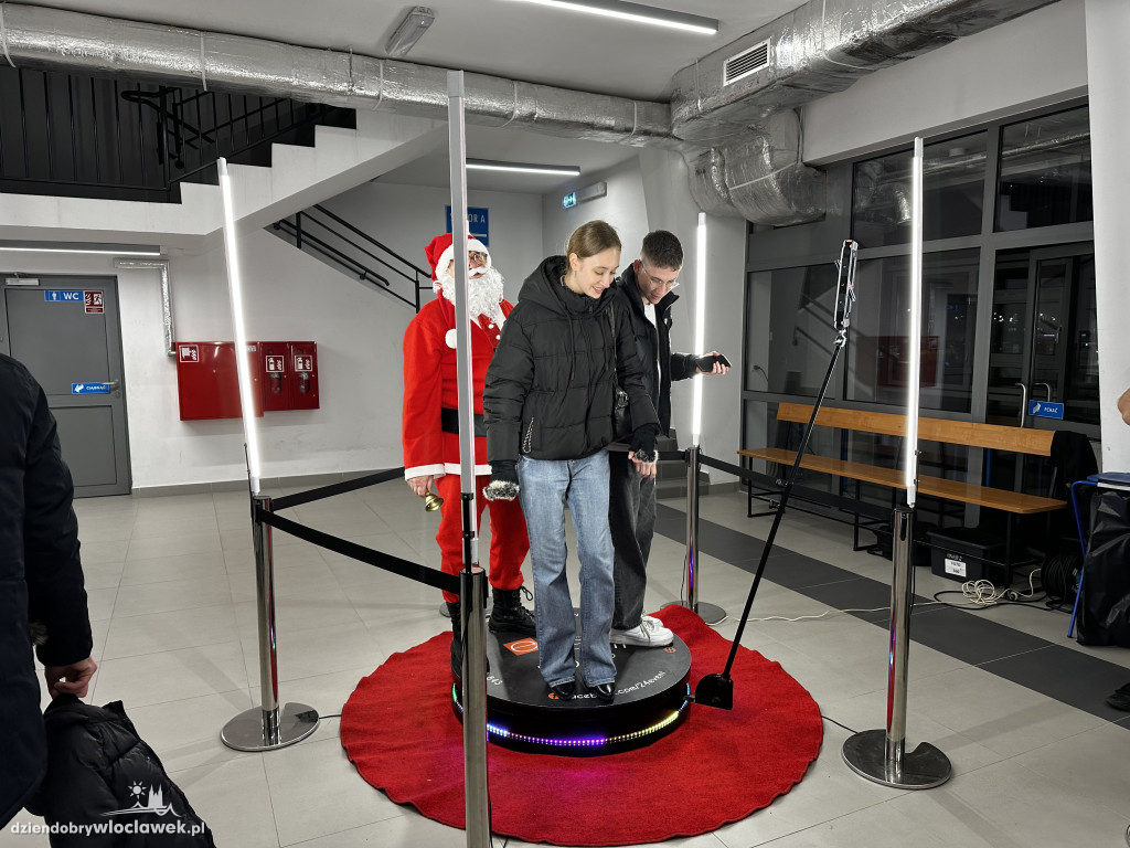 Mikołajkowe kino plenerowe w Hali OSiR