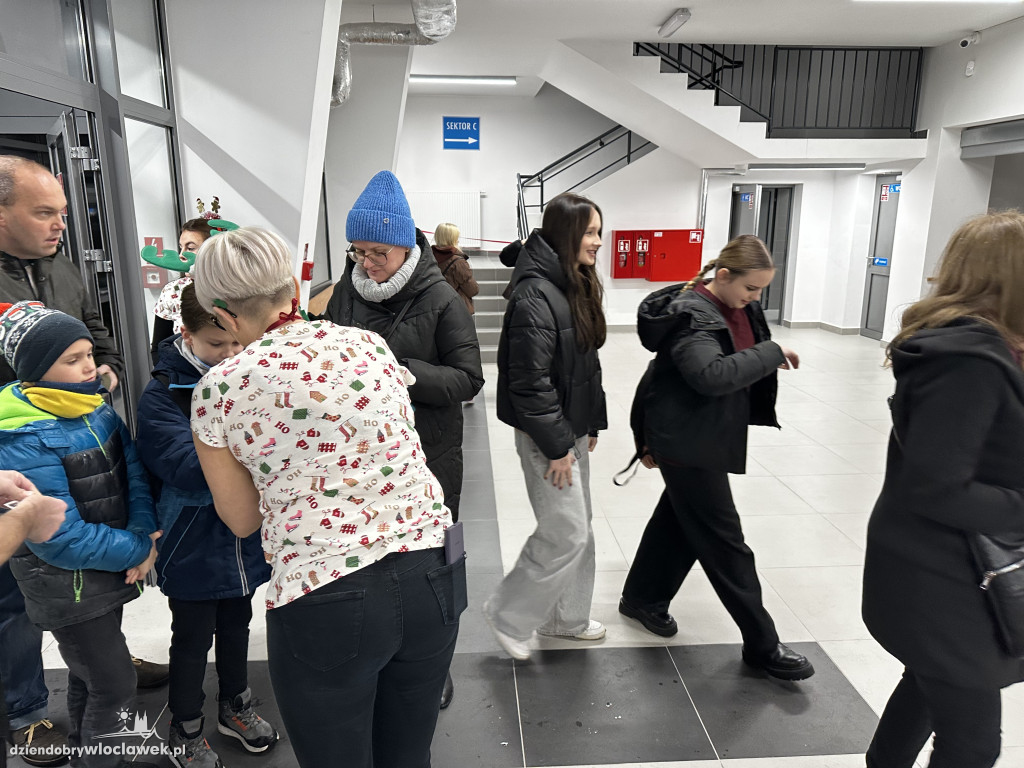 Mikołajkowe kino plenerowe w Hali OSiR