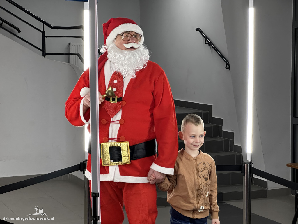 Mikołajkowe kino plenerowe w Hali OSiR