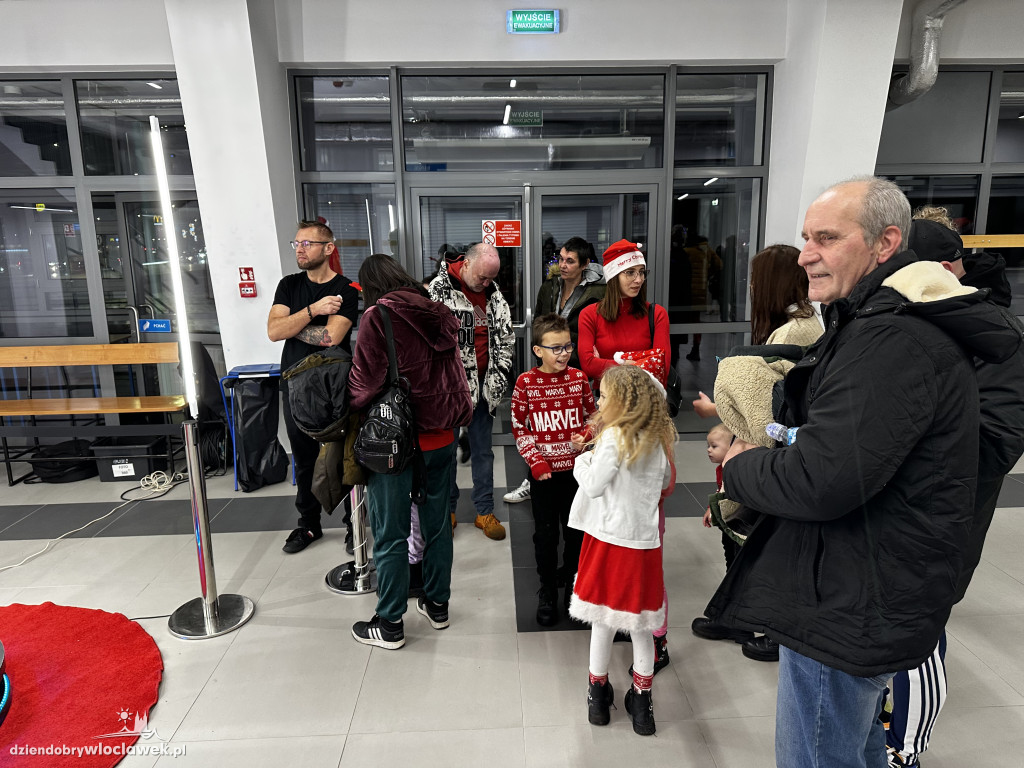 Mikołajkowe kino plenerowe w Hali OSiR