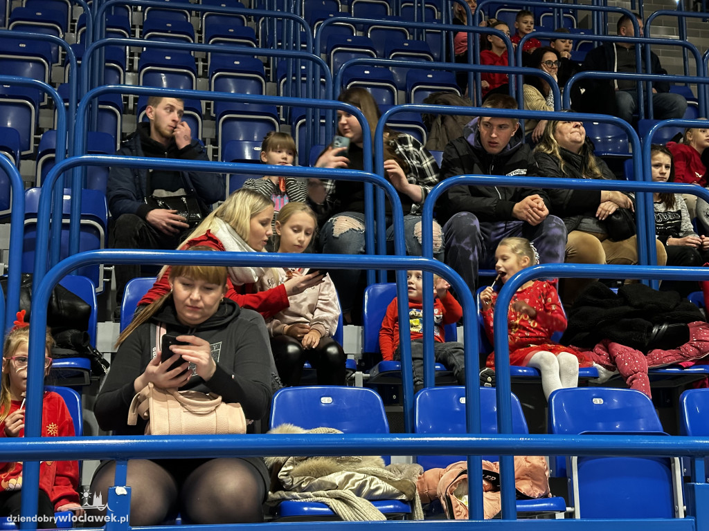 Mikołajkowe kino plenerowe w Hali OSiR
