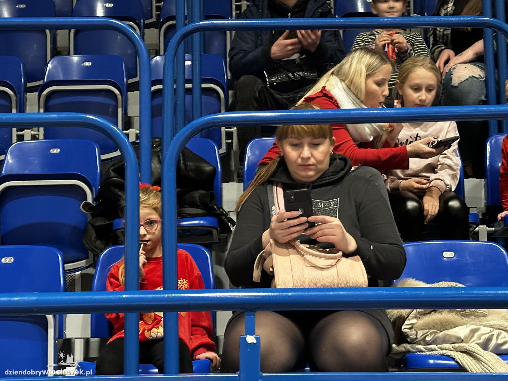 Mikołajkowe kino plenerowe w Hali OSiR
