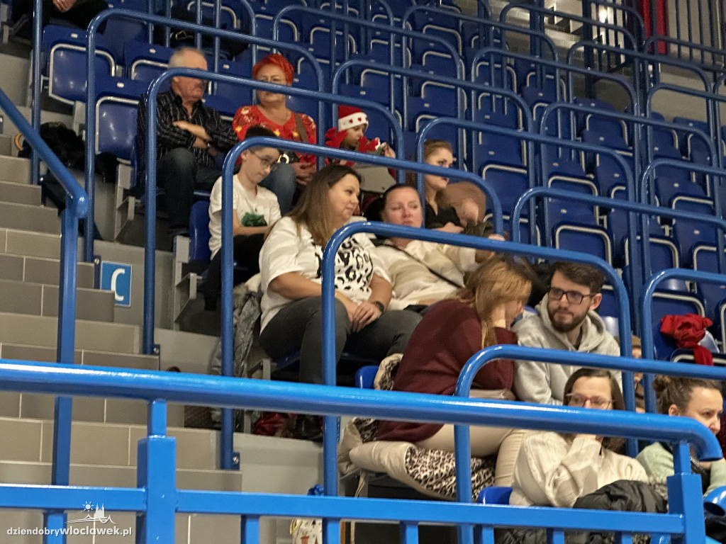 Mikołajkowe kino plenerowe w Hali OSiR