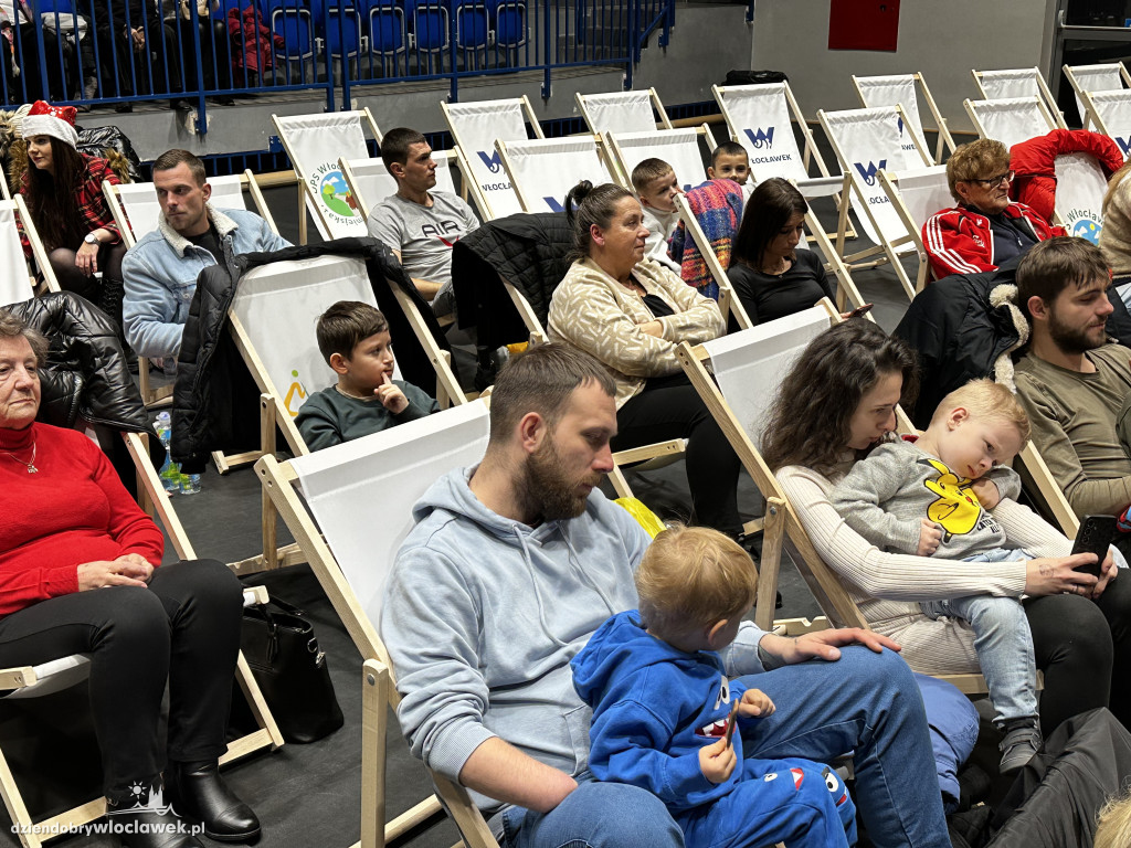 Mikołajkowe kino plenerowe w Hali OSiR
