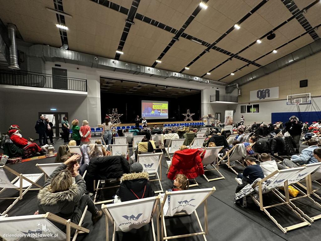 Mikołajkowe kino plenerowe w Hali OSiR