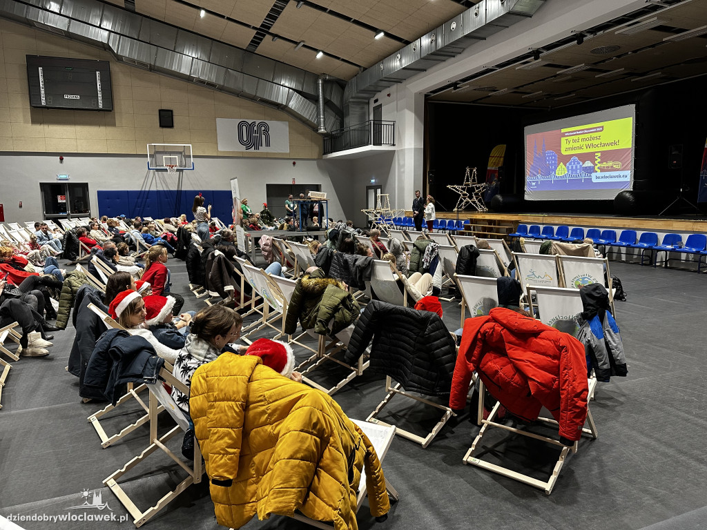 Mikołajkowe kino plenerowe w Hali OSiR