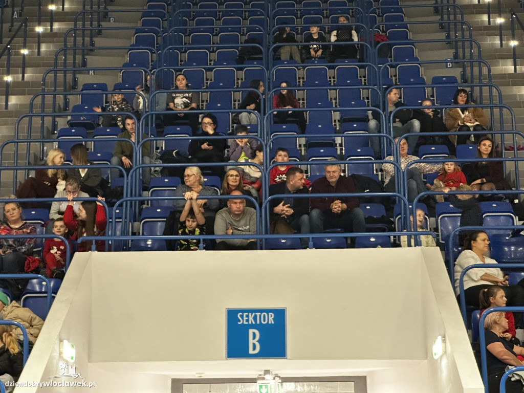 Mikołajkowe kino plenerowe w Hali OSiR