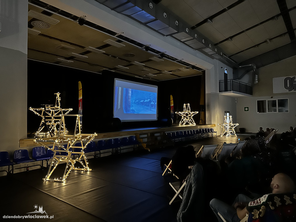 Mikołajkowe kino plenerowe w Hali OSiR