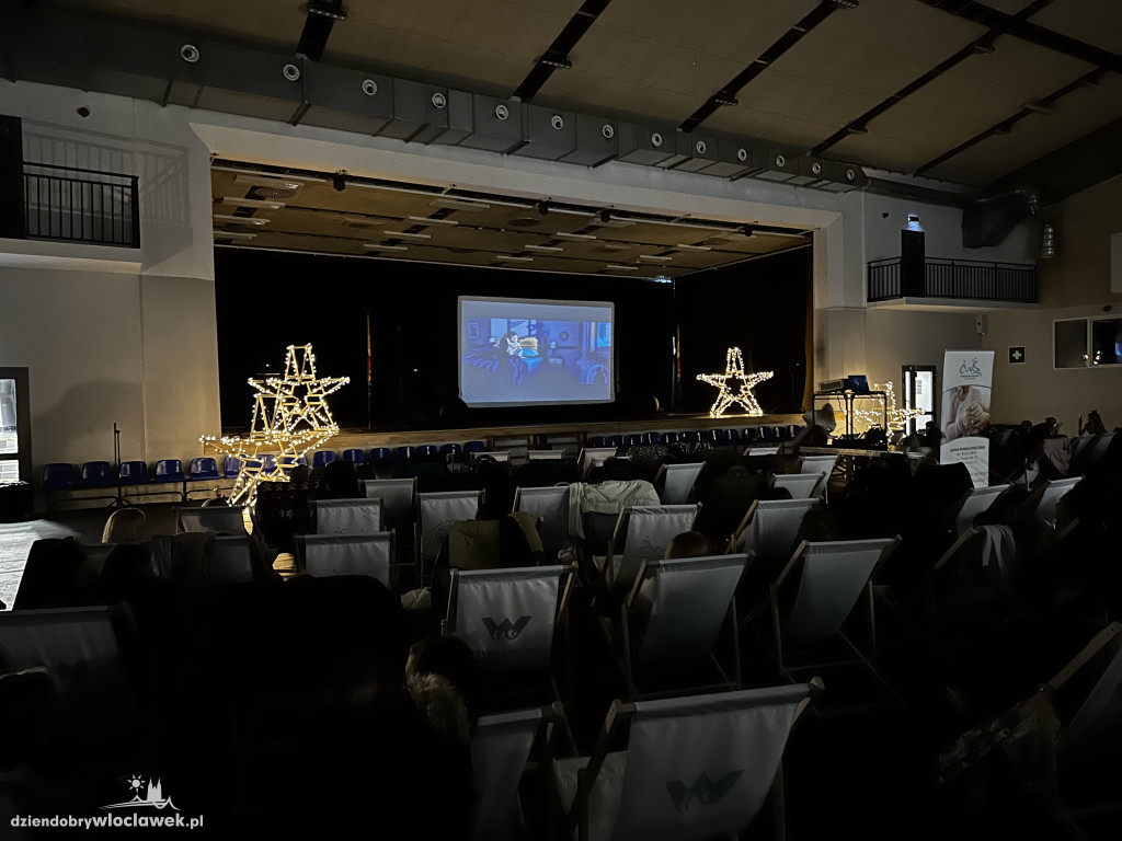 Mikołajkowe kino plenerowe w Hali OSiR