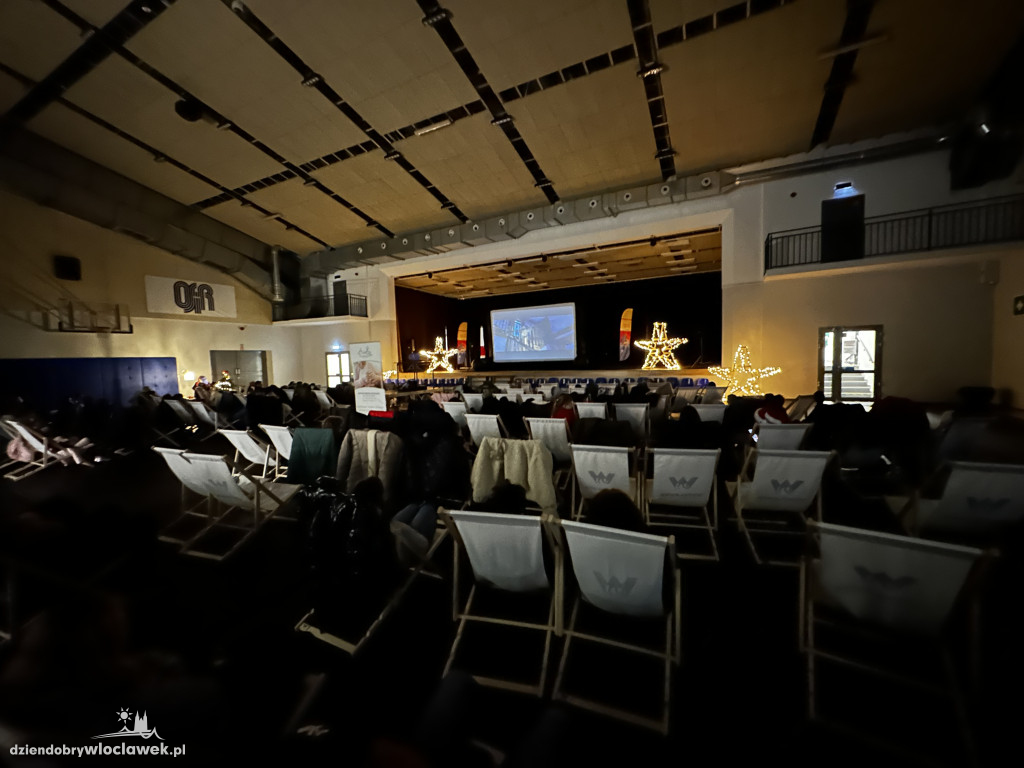 Mikołajkowe kino plenerowe w Hali OSiR