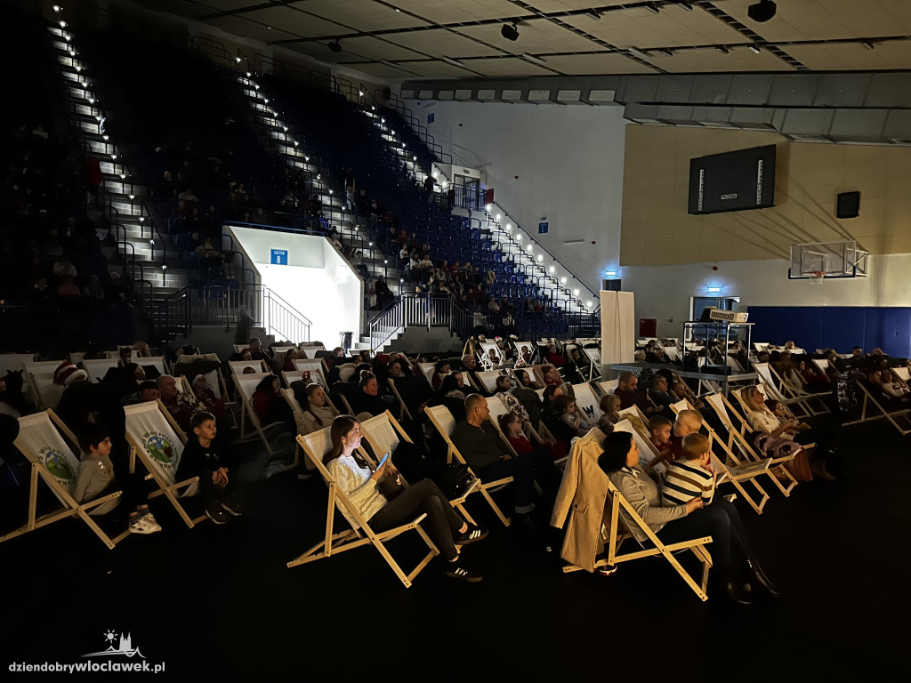 Mikołajkowe kino plenerowe w Hali OSiR