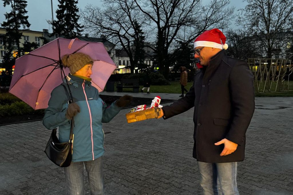 Radni rozdali czekoladowe mikołaje mieszkańcom