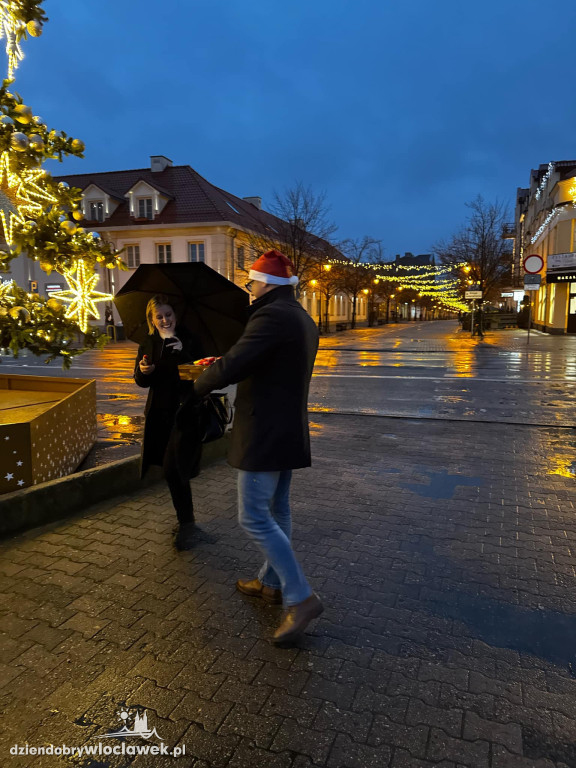 Radni rozdali czekoladowe mikołaje mieszkańcom