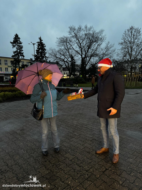 Radni rozdali czekoladowe mikołaje mieszkańcom