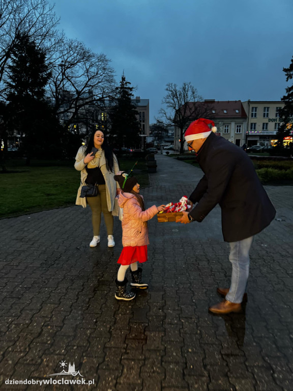Radni rozdali czekoladowe mikołaje mieszkańcom