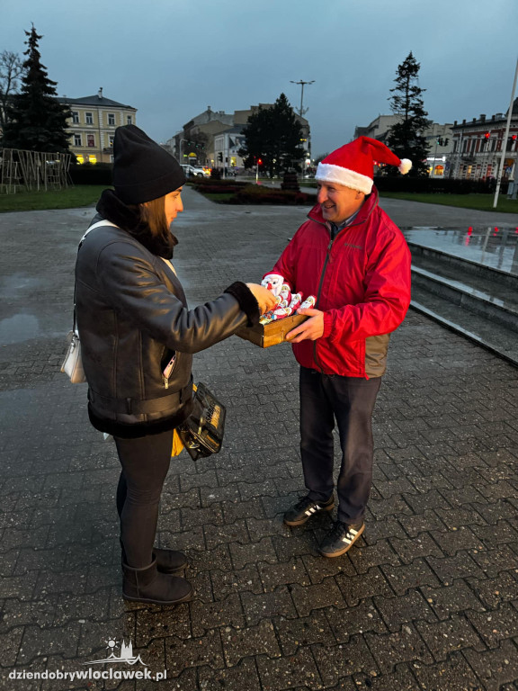 Radni rozdali czekoladowe mikołaje mieszkańcom