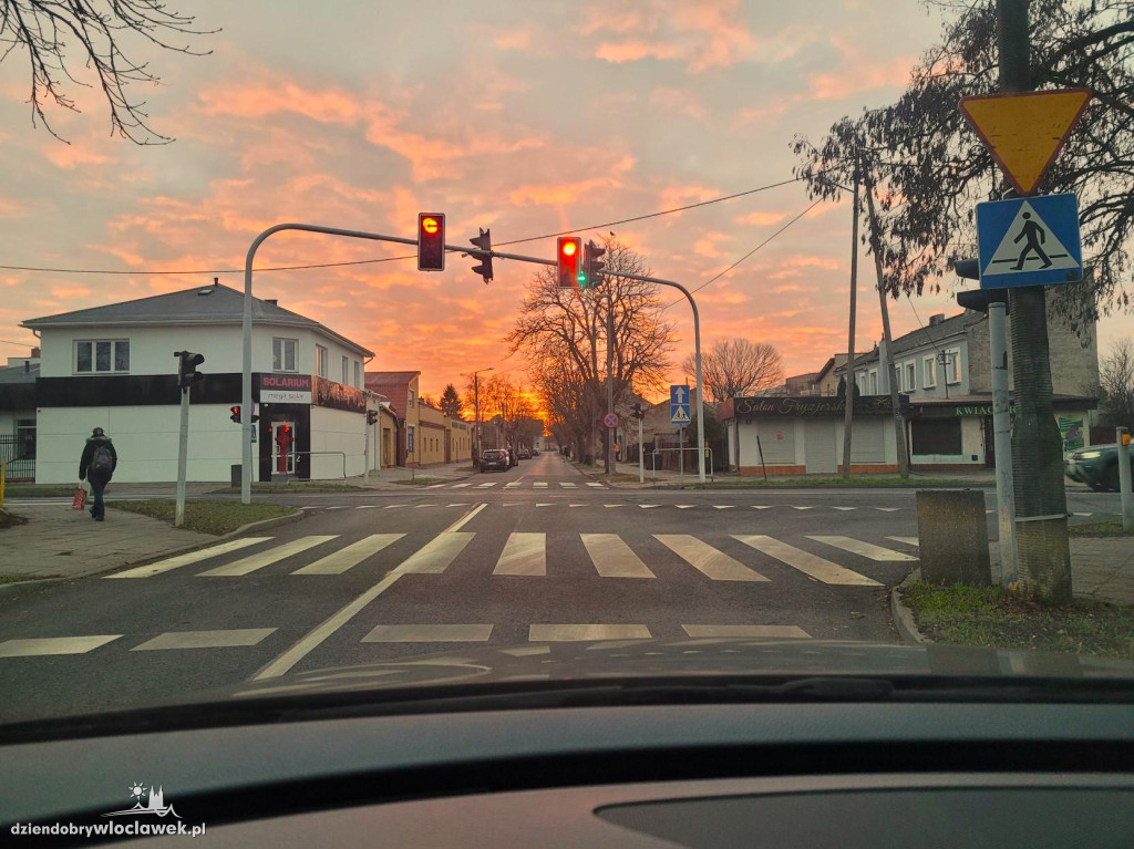 Piątkowy wschód słońca we Włocławku i okolicy