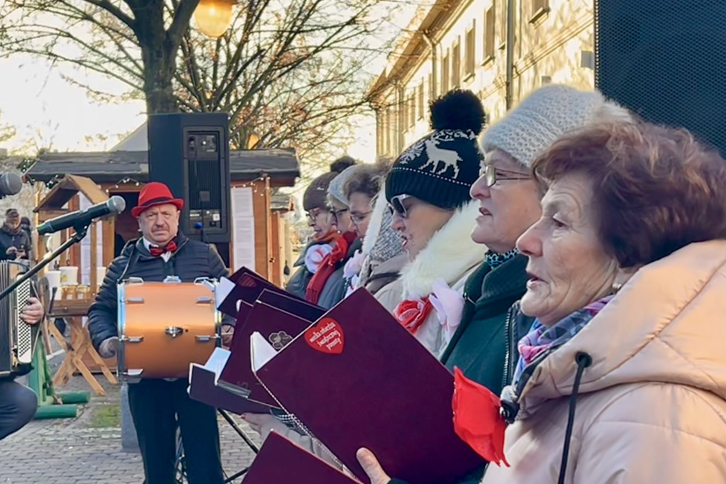 Seniorzy z klubu „Łęg” na Jarmarku Bożonarodzeniowym