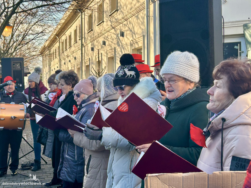 Seniorzy z klubu „Łęg” na Jarmarku Bożonarodzeniowym