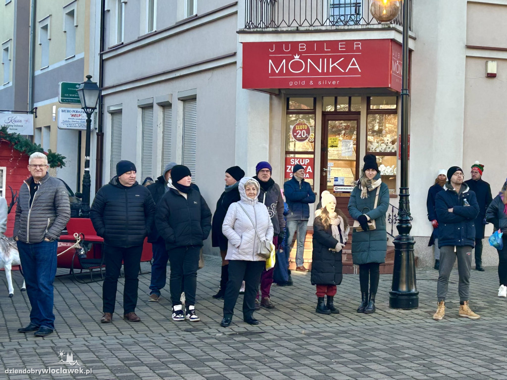 Seniorzy z klubu „Łęg” na Jarmarku Bożonarodzeniowym