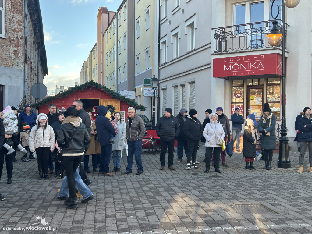 Seniorzy z klubu „Łęg” na Jarmarku Bożonarodzeniowym