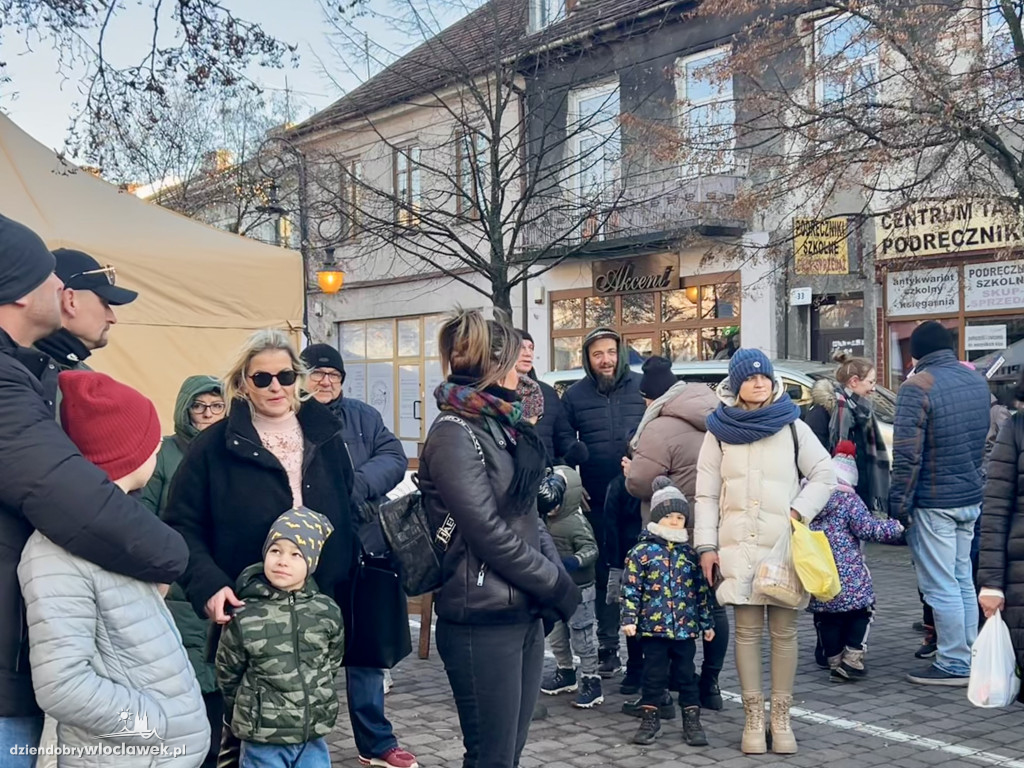 Seniorzy z klubu „Łęg” na Jarmarku Bożonarodzeniowym