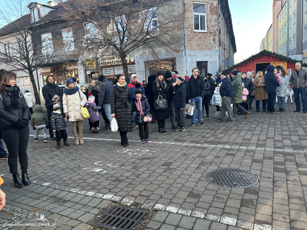 Seniorzy z klubu „Łęg” na Jarmarku Bożonarodzeniowym