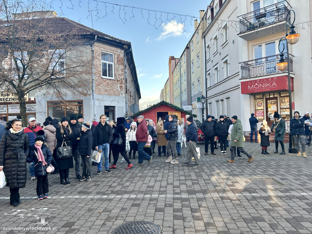 Seniorzy z klubu „Łęg” na Jarmarku Bożonarodzeniowym