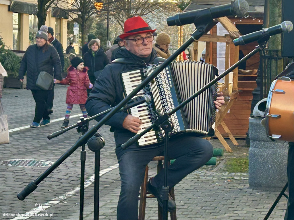 Seniorzy z klubu „Łęg” na Jarmarku Bożonarodzeniowym