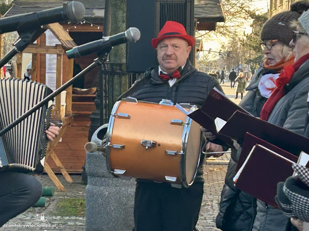 Seniorzy z klubu „Łęg” na Jarmarku Bożonarodzeniowym