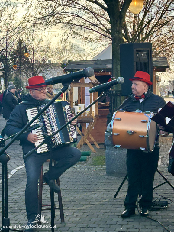 Seniorzy z klubu „Łęg” na Jarmarku Bożonarodzeniowym