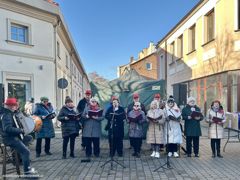 Seniorzy z klubu „Łęg” na Jarmarku Bożonarodzeniowym