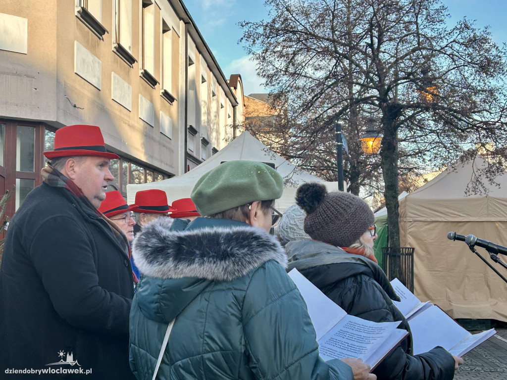 Seniorzy z klubu „Łęg” na Jarmarku Bożonarodzeniowym